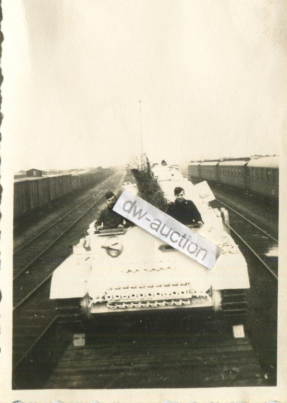 Panzer Langrohr in weißem Wintertarn Anstrich , 