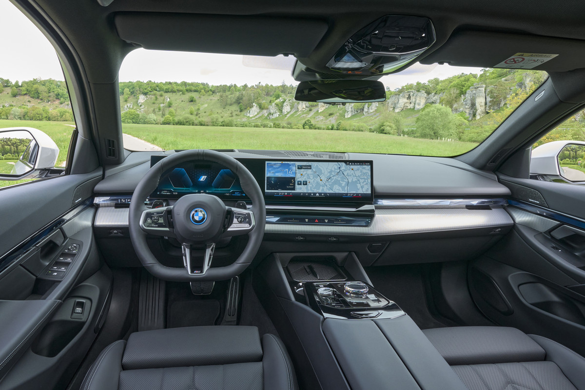 P90551900_highRes_the-new-bmw-530e-tou