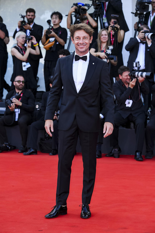 Venezia 81: i look in & out sul red carpet della prima serata Venezia 81: i look in & out sul red carpet della prima serata