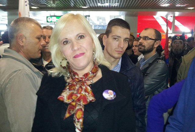 589236-natasa-jovanovic-seselj-docek-aerodrom-ff.jpg