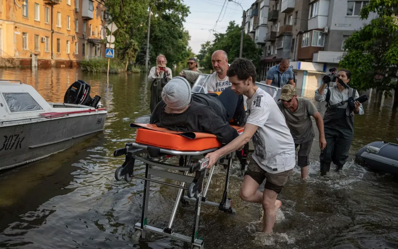 Tres muertos tras el bombardeo ruso sobre un barco de evacuados en Ucrania