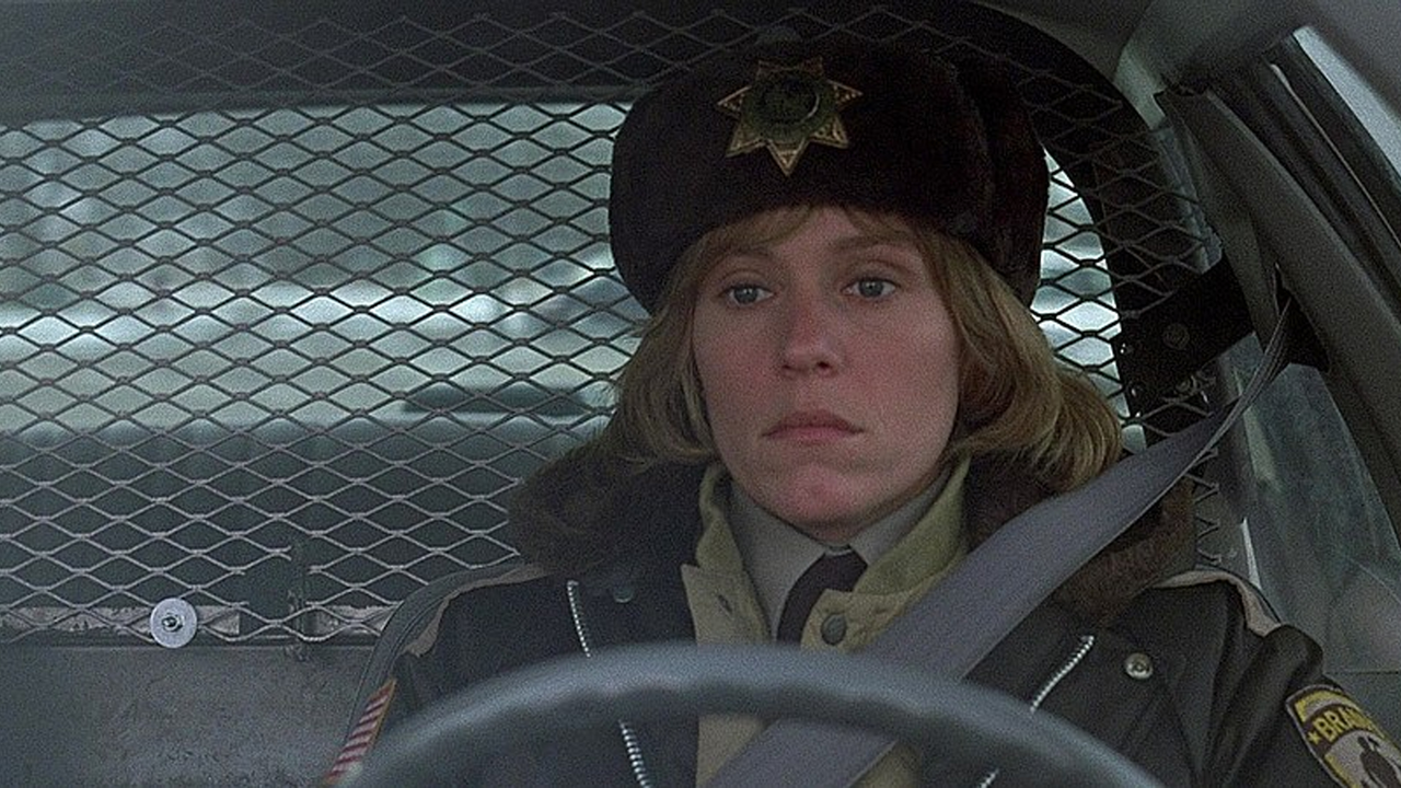 screencap de fargo mostrando a frances mcdormand dirigindo um carro