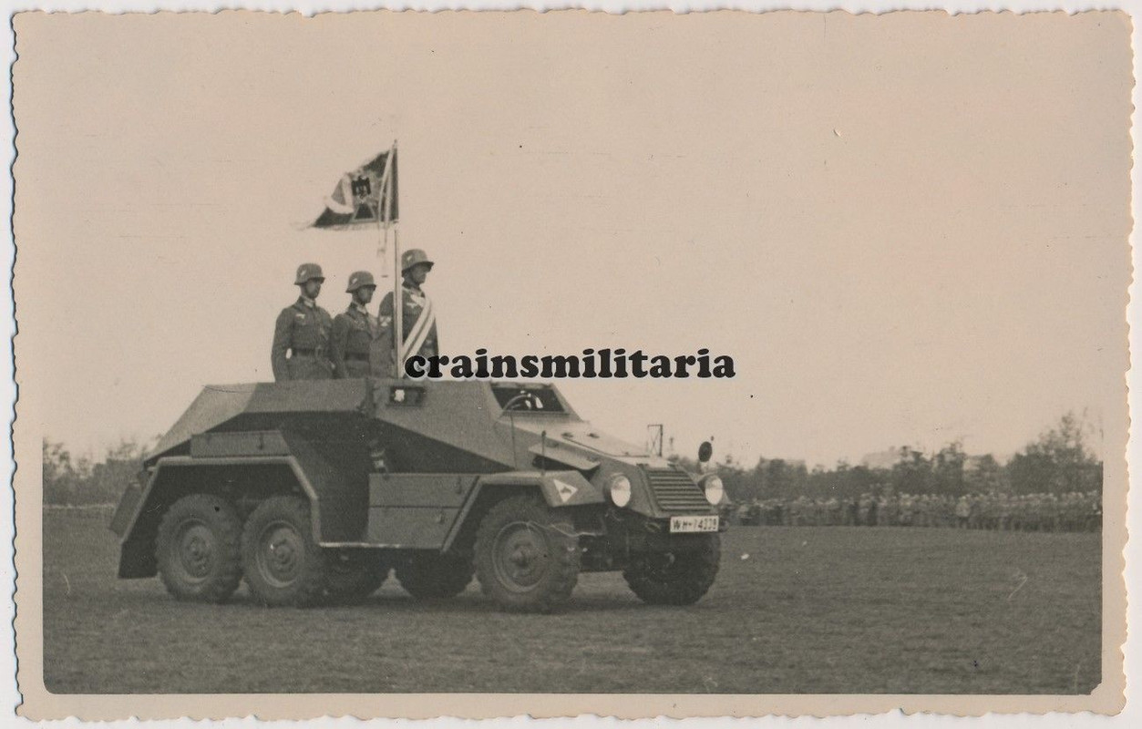Orig. Foto Fahnenträger Aufkl.Abt.7 in SdKfz 247