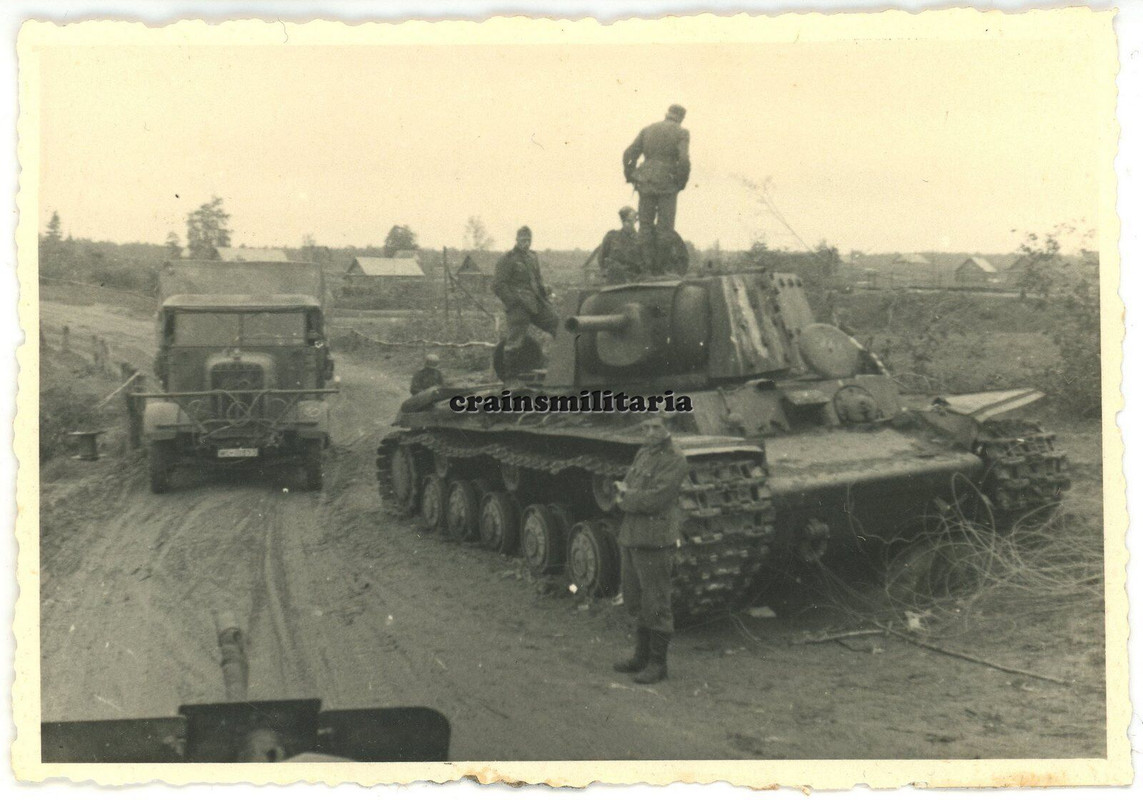 Orig. Foto zerstörte KW-1 KV-1 Beute Panzer Tank Litauen Lettland Russland 1941