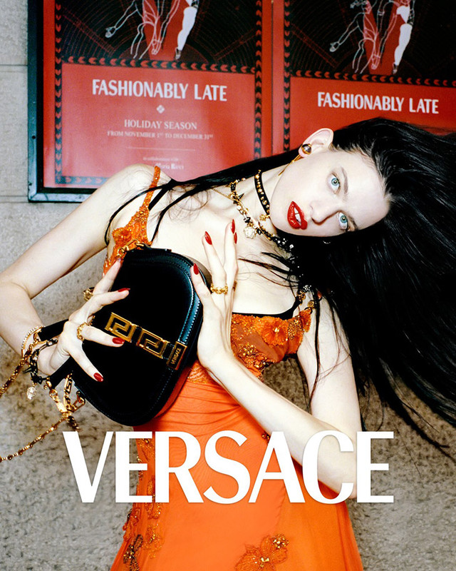 Versace, la campagna Holiday 2022 “A Night at the Opera”