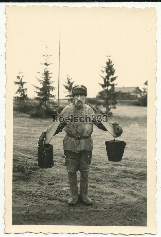 Foto russischer Bauer beim Wasser holen Wehrmacht Ostfeldzug Typen Bevölkerung