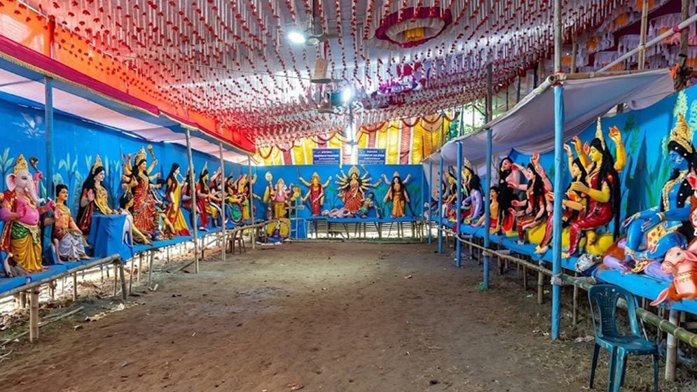 মহাভারত-রামায়ণের পৌরাণিক আবহে ২০১ প্রতিমার পূজামণ্ডপ