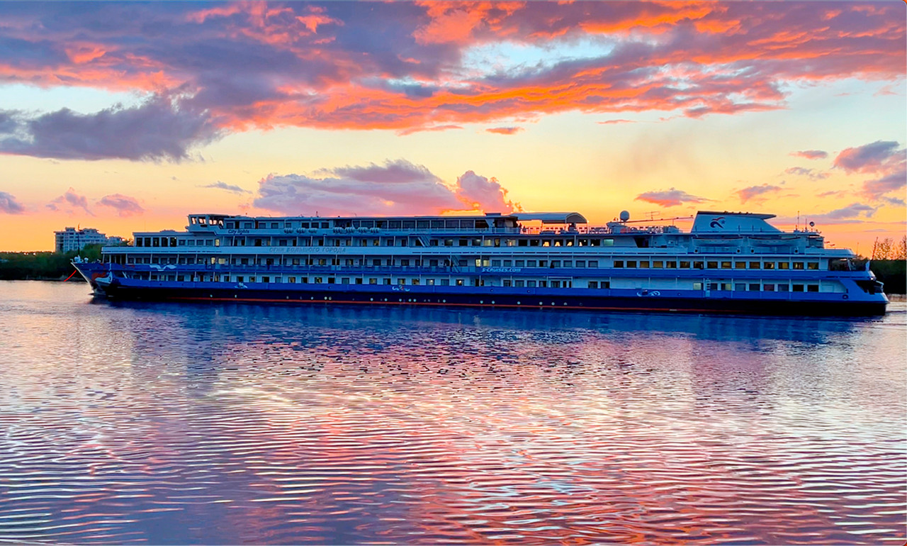 теплоход симфония плывет севера на закате