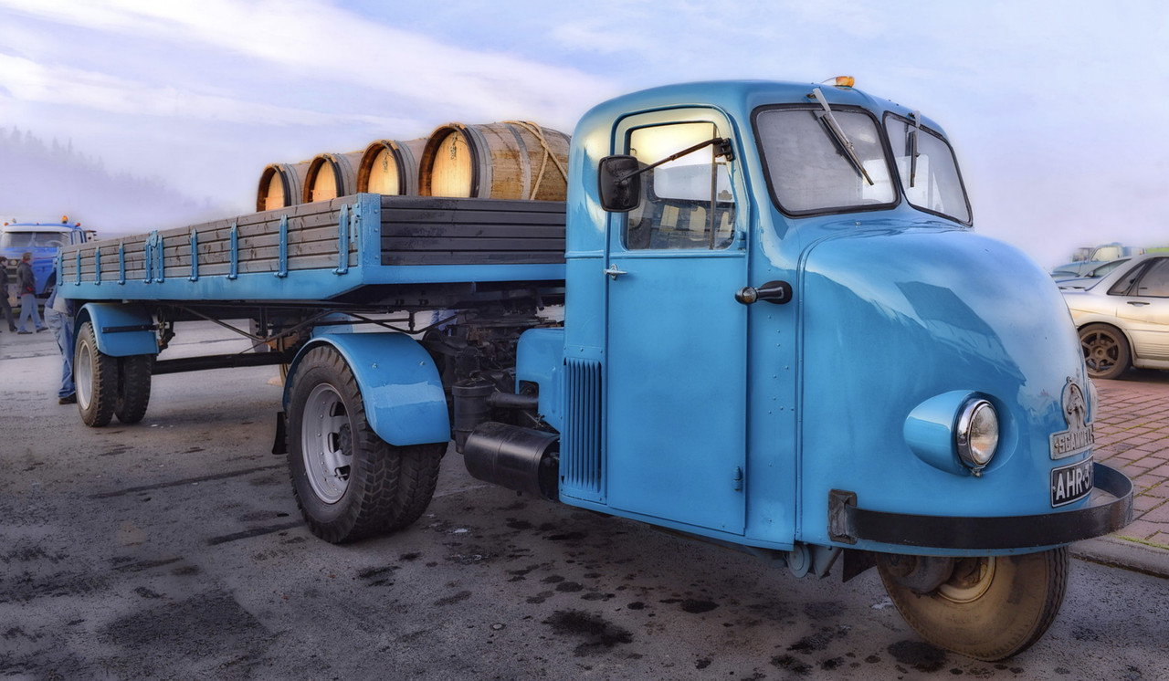 bluescammeltruck.jpg