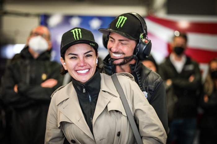 Potret Nikita Mirzani dan John Hopkins di MotoGP Portugal.