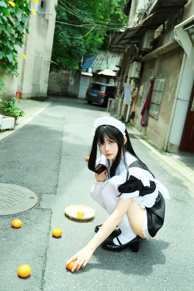 白莉爱吃巧克力 深巷女仆 Cosplay 写真【11P｜487MB】插图2