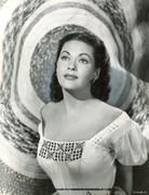 Yvonne-De-Carlo-d43