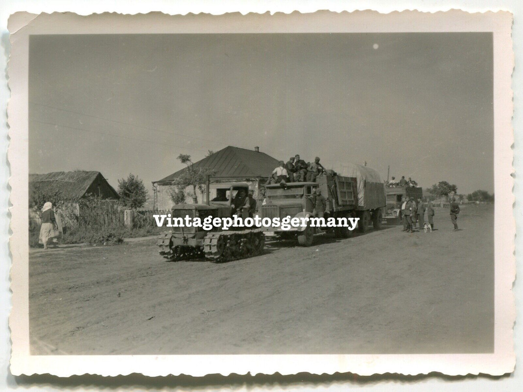 Foto Russland WH LKW Anhänger russischer Raupenschlepper Kettenschlepper