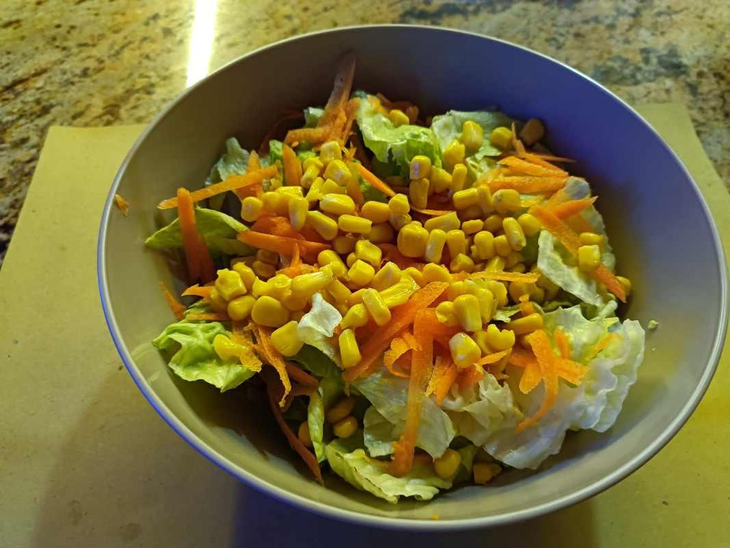 Insalatone ortaggi misti con crudo e stracchino