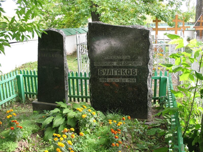Grave-of-the-writer-Valentin-Fedorovich-Bulgakov-IMG-4554