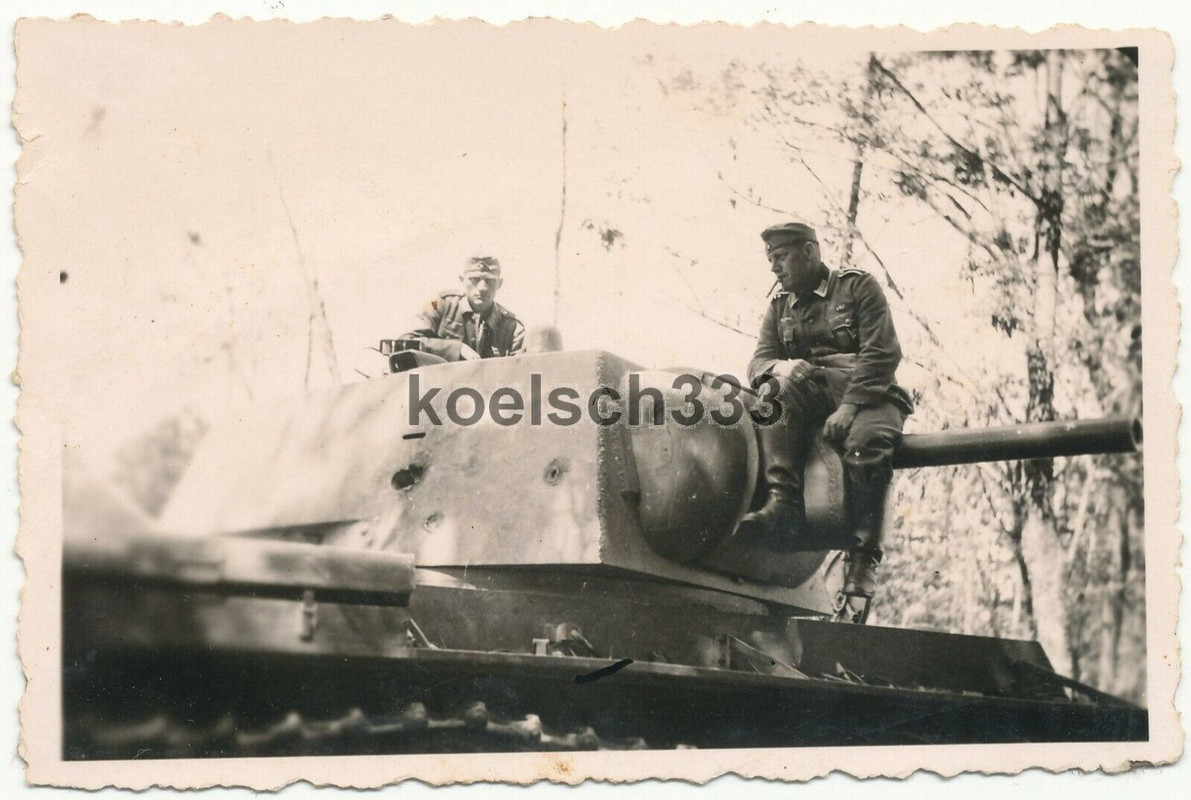 Foto Soldaten der Wehrmacht auf einem russischen KW-I Panzer mit Löchern im Turm