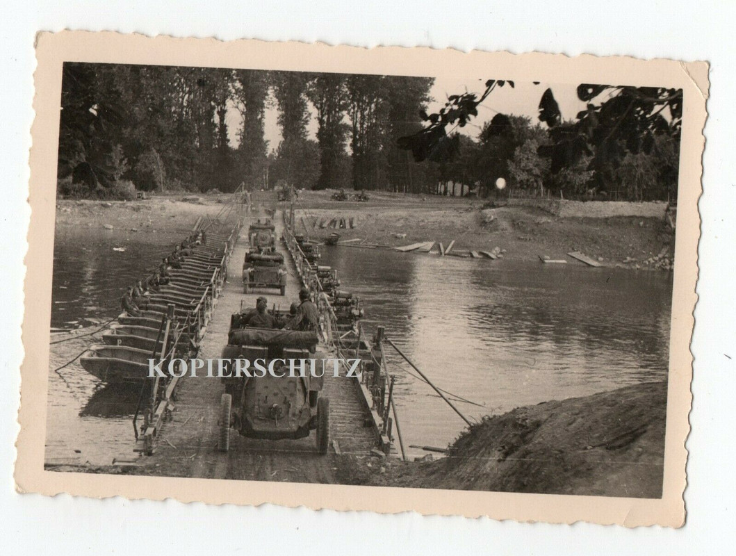 Frankreich 1940 Pontonbrücke SDkfz PKW Kübel Flak Geschütz Krad Soldat