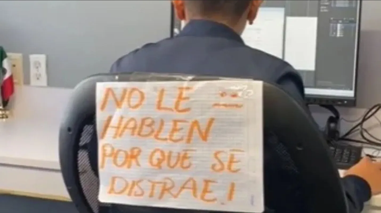 Jefe pone entretenidos letreros a sus empleados para que no se distraigan