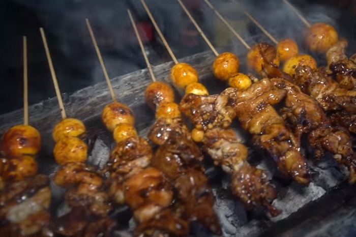 Sajian sate uritan di Sate Ayam Pak Sanuri, Karanganyar, Jawa Tengah.