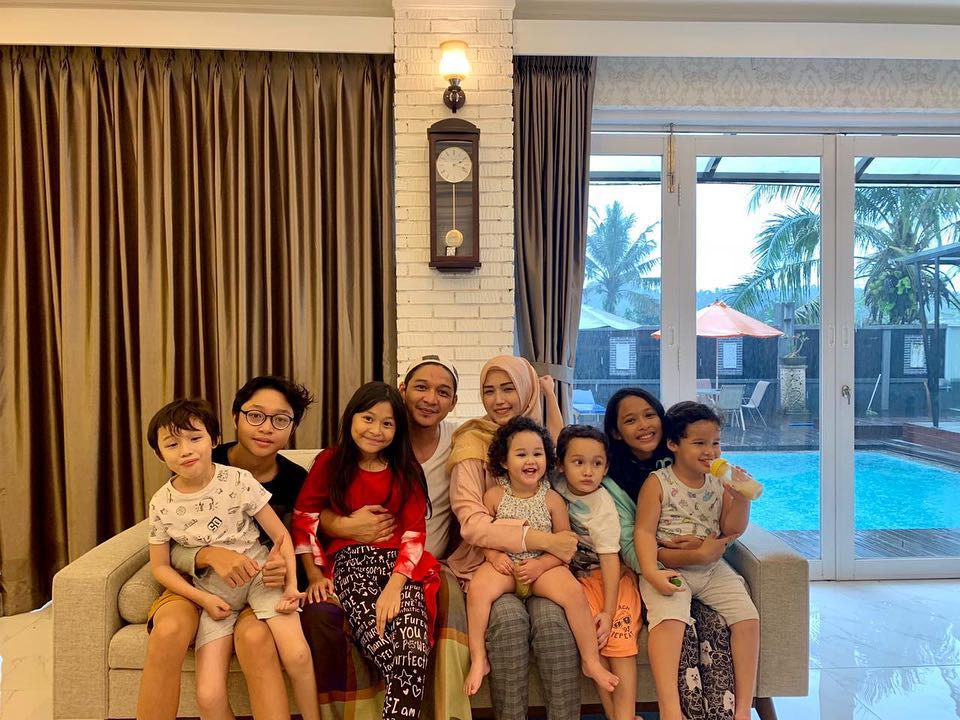 Keluarga besar Pasha Ungu yang memiliki tujuh anak 
