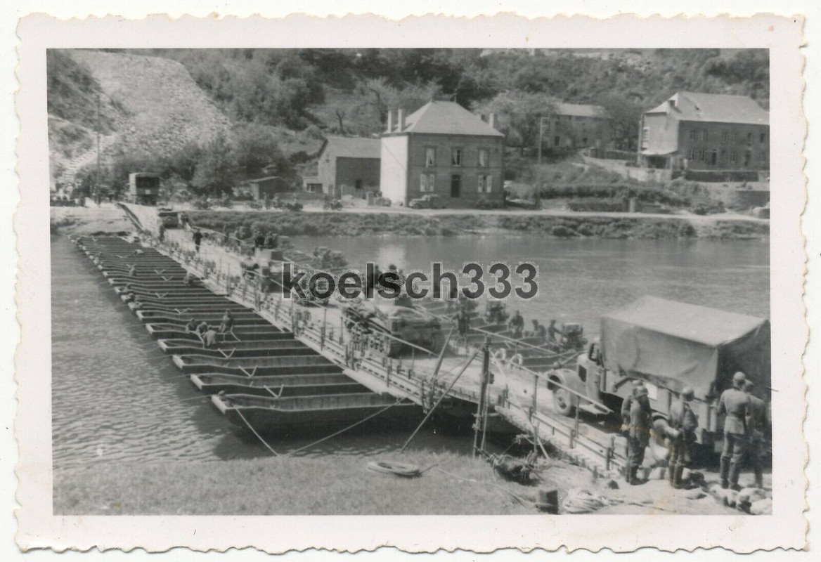 Foto Panzer 35(t) der Wehrmacht auf Ponton Kriegsbrücke über Kanal in Belgien