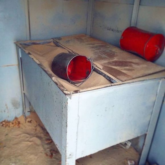 Вы знаете для чего в салоне трамвая нужны ящики с песком?