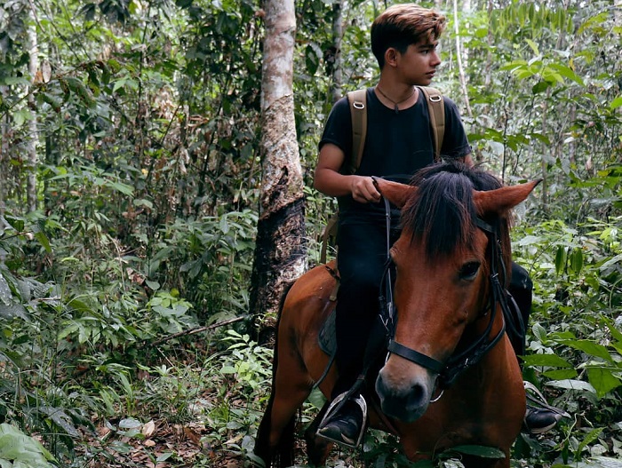 Andrew Kalaweit saat berkuda di tengah hutan Kalimantan.