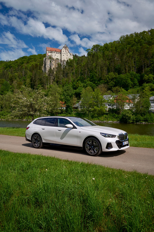 P90551915_highRes_the-new-bmw-530e-tou