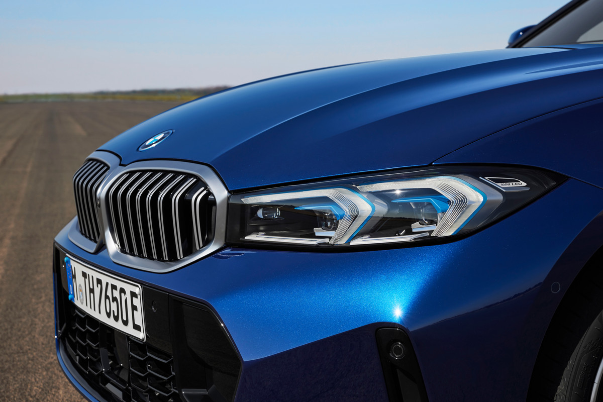 P90462551_highRes_the-new-bmw-330e-tou