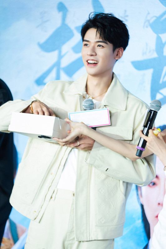 006DurXoly1hg4ihiv719j34sd76k1l2