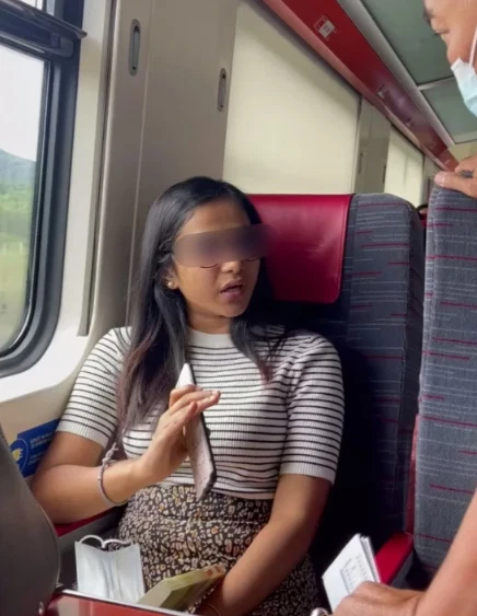 Wanita yang marah saat ditegur untuk mengenakan masker saat di dalam gerbong kereta