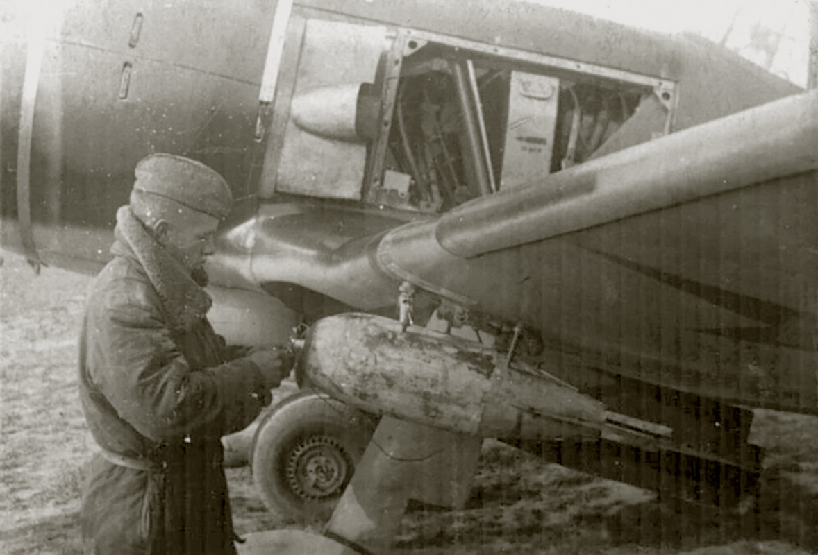 Lavochkin-La-5-180GvIAP-being-armed-1942-01