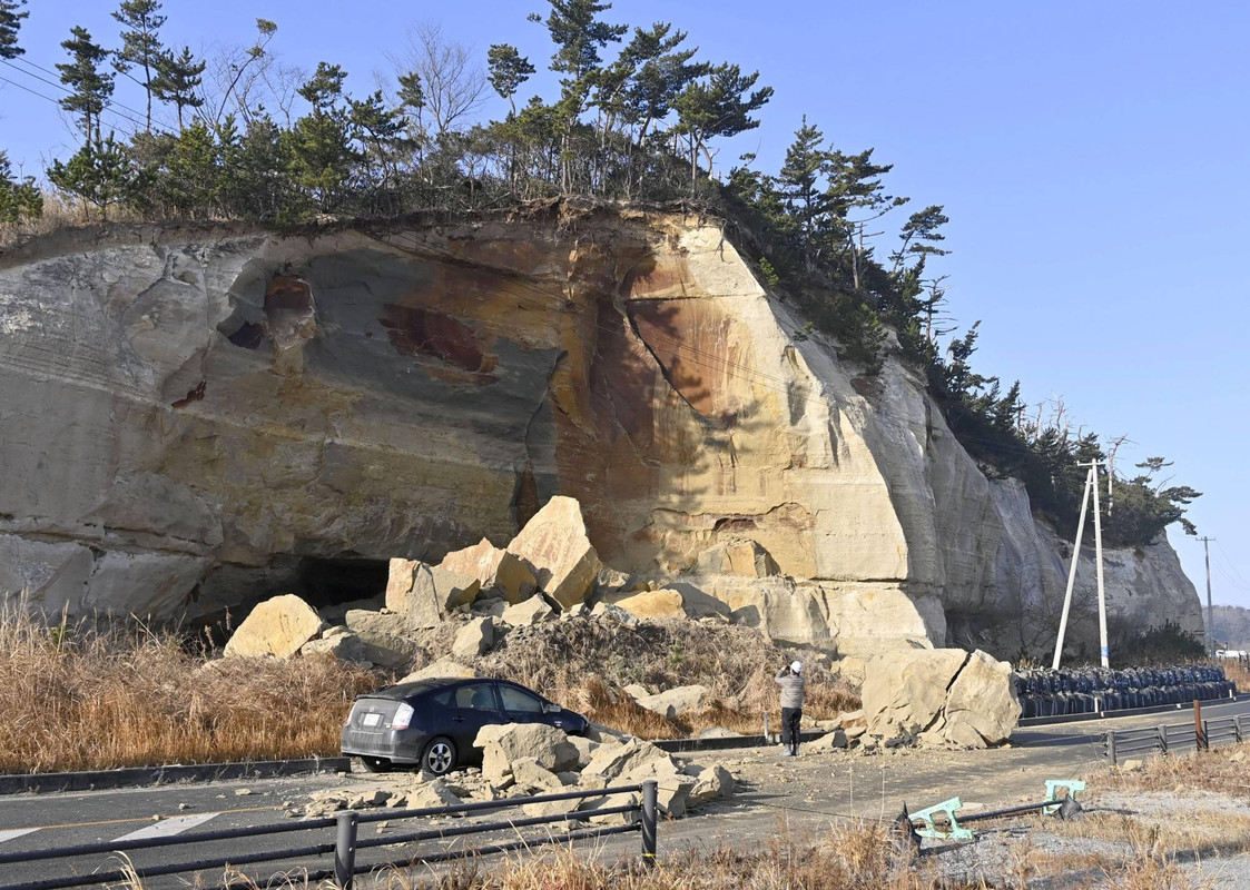 Batuan yang jatuh di dekat tebing pinggir jalan di Soma, Fukushima, sehari setelah gempa bumi berkekuatan 7,3 melanda timur laut Jepang. 