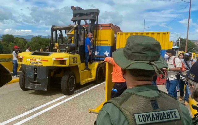 Venezuela abre su frontera con Colombia Venezuela abre su frontera con Colombia