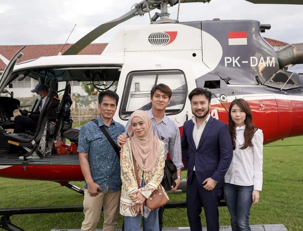 Pasangan Lesti Kejora dan Rizky Billar kunjungi korban gempa Cianjur naik helikopter.