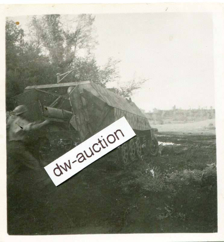 Fallschirmjäger mit SdKfz Schützenpanzer in Tarn