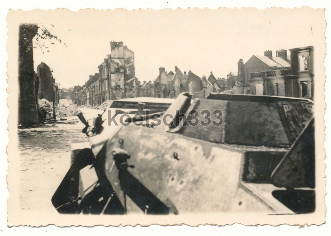 Foto Panzerspähwagen in den Häuser Ruinen von Am