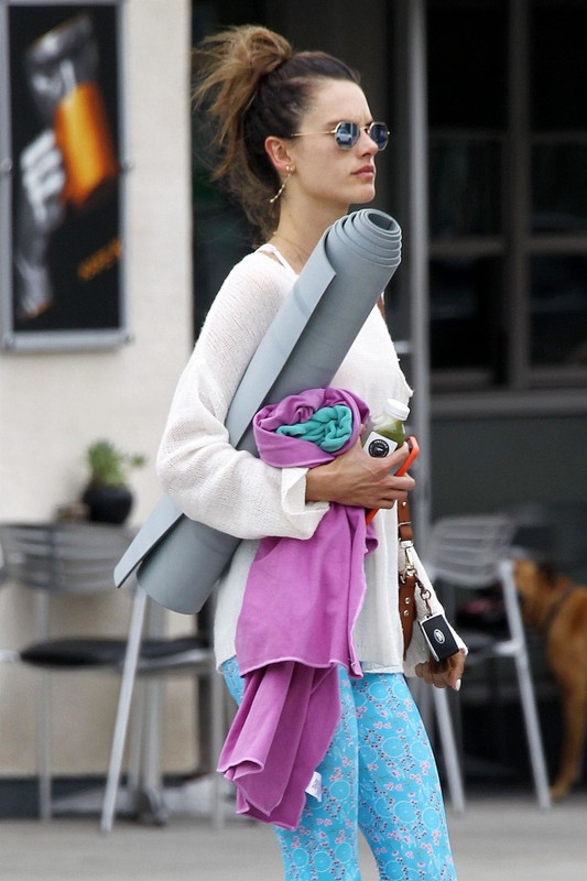 alessandra-ambrosio-leaves-a-yoga-class-in-santa-monica-04-30-20