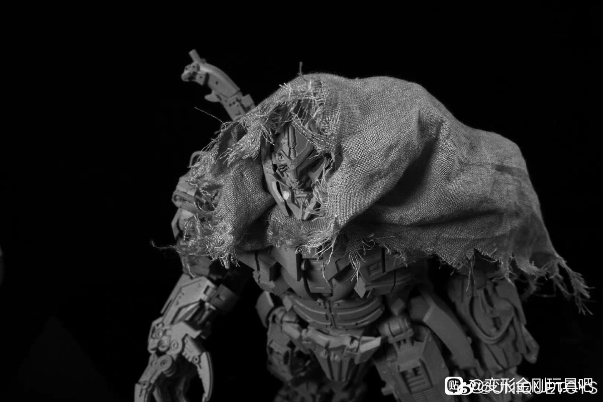 Unique-Toys-DOTM-Megatron-02