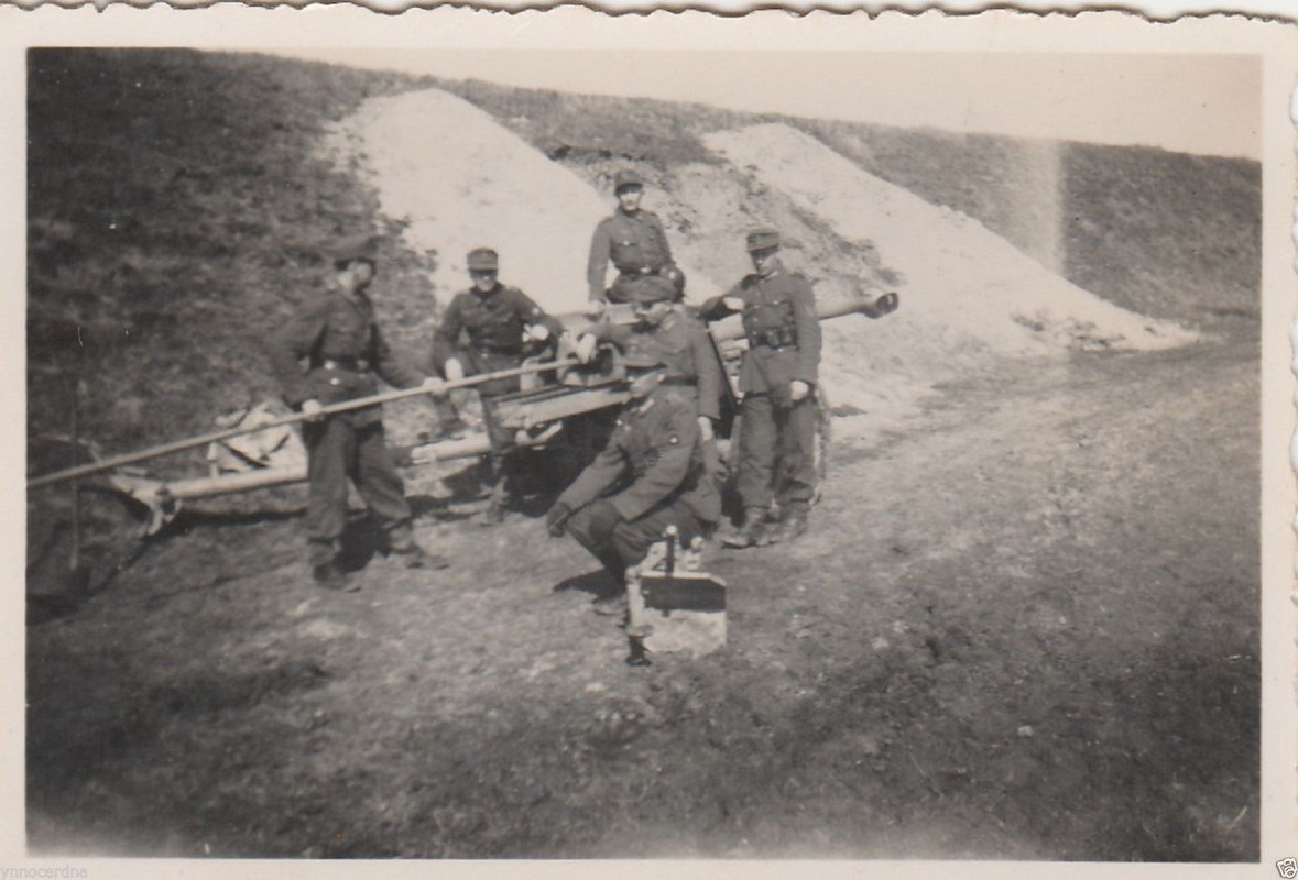 Foto 2 WK Soldaten beim reinigen des Geschütz Kanone