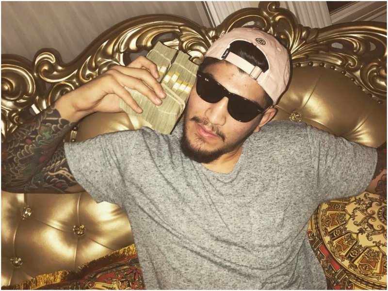 Дилън Денис ще раздава пари на феновете си