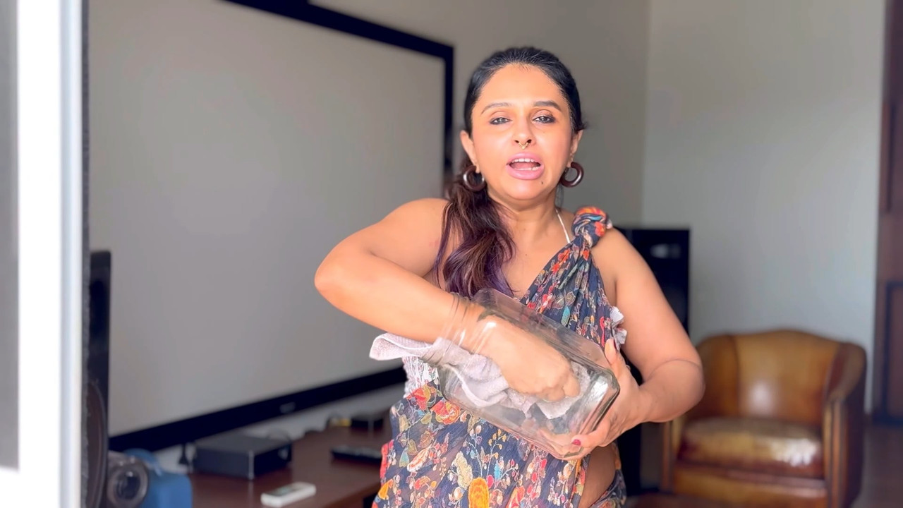 sexy malayali vlogger in hot saree showing tummy and slight boobs mp4 snapshot 00 05 601