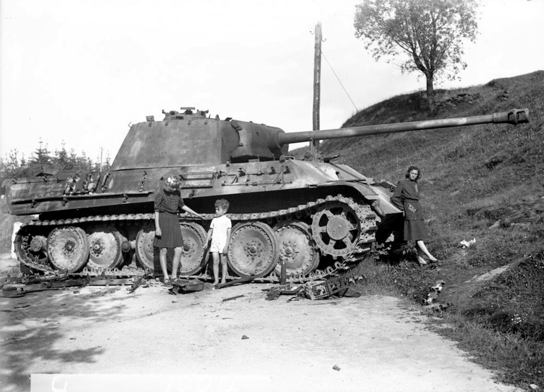 Брошенный-танк-Pz.Kpfw_.V-Ausf.G-_Пантера_.-Чехия-1945-год.-1-2