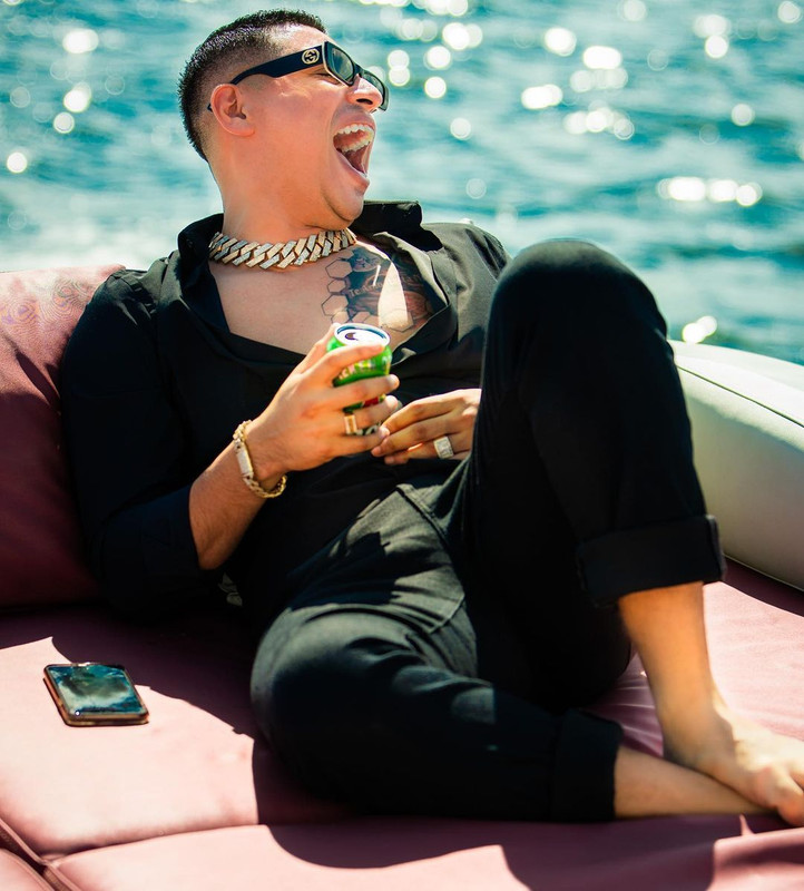 La lujosa vida de Eduin Caz, cantante de Grupo Firme que le cantó a Ovidio Guzmán