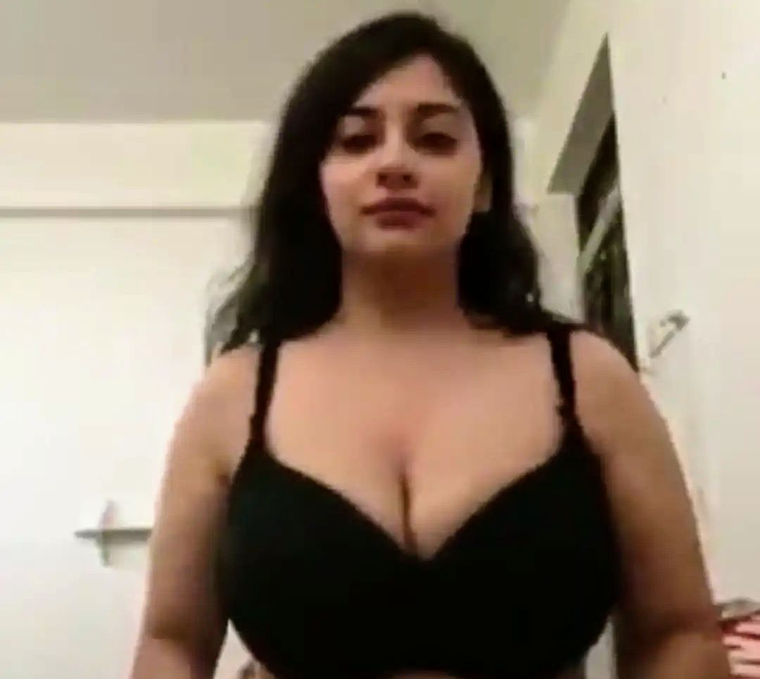 Sexy Hyderabad Bhabhi showing her big boobs