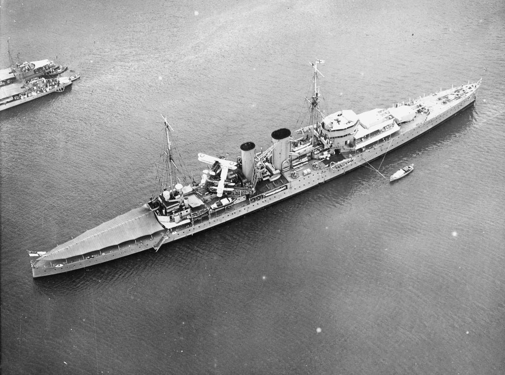 El crucero pesado HMS Exeter en el puerto Balboa, Canal de Panamá el 24 de abril de 1934