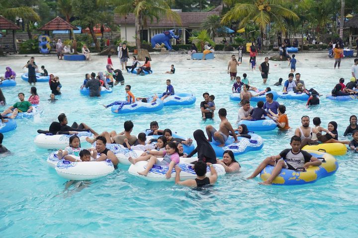 Wahana Kolam Ombak di Sangkan Resort Aqua Park, tempat wisata di Kuningan yang lagi hits.