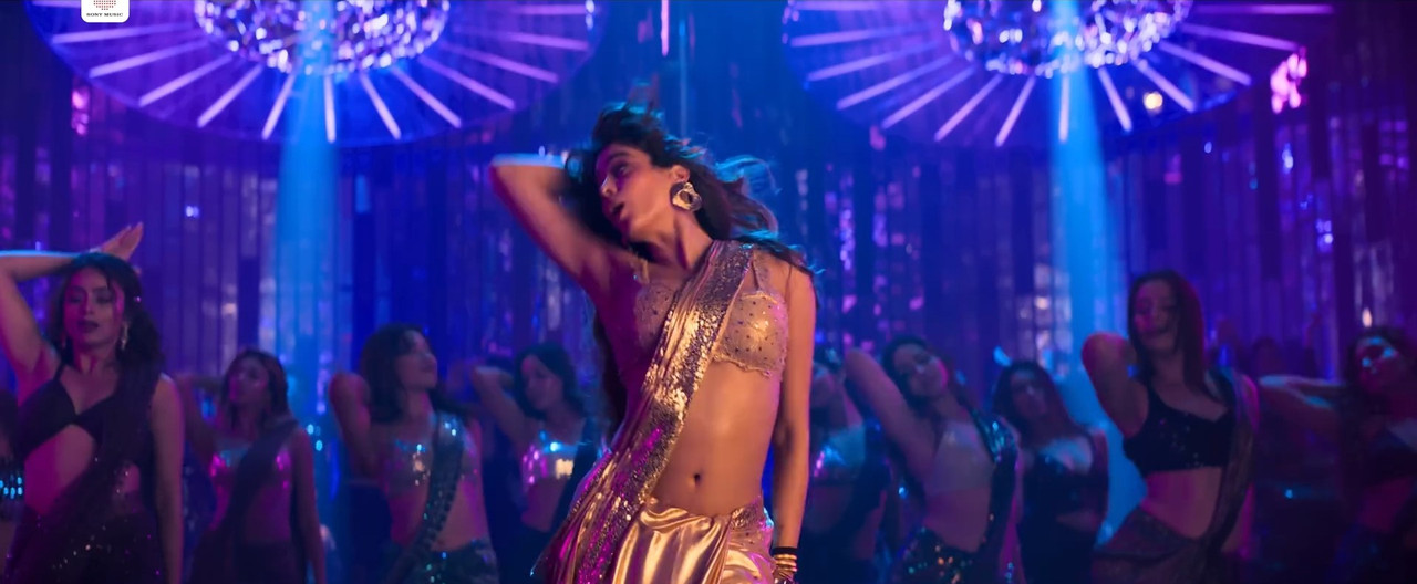 Janhvi-Kapoor-navel.jpg