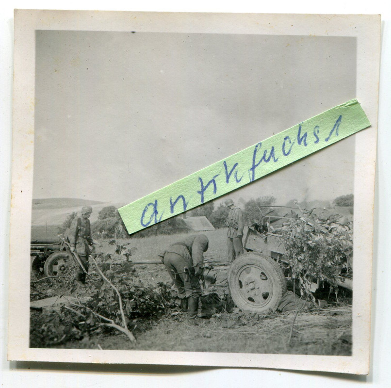 W-Feld-Div.Soldaten mit Mpi-40 am Geschütz nach einem Front-Gefecht 1944