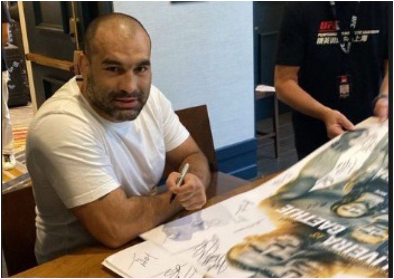 Багата дава автографи преди UFC 274